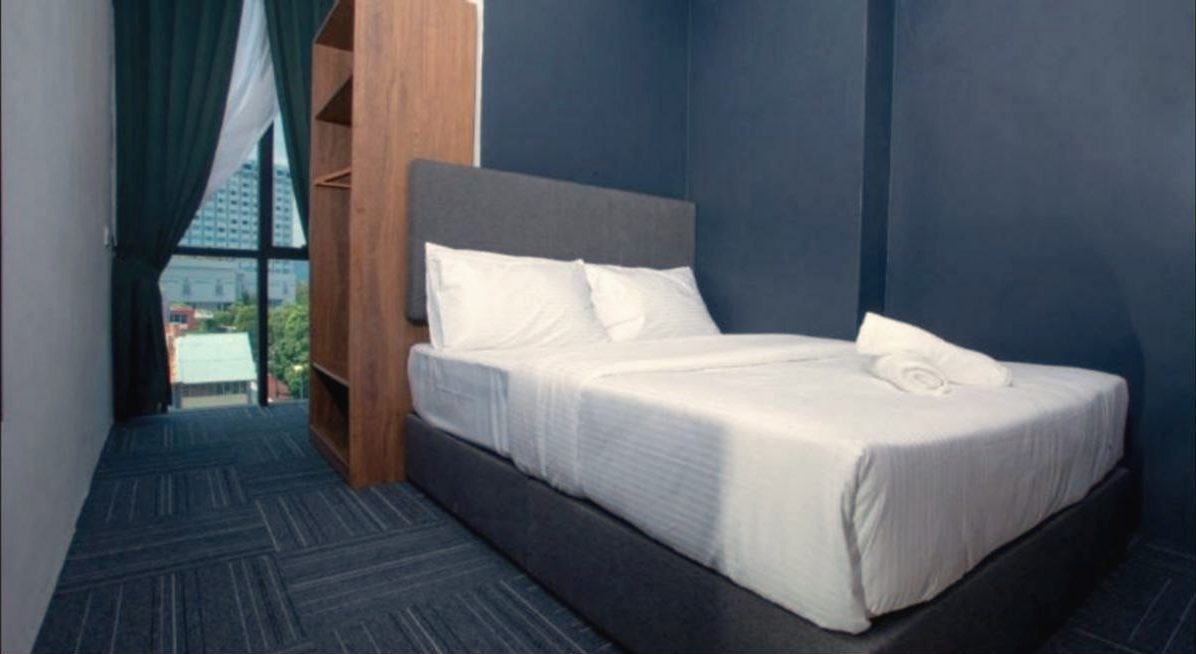 Standard Room, queen bed by the window